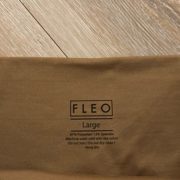 🆕 FLEO El Toro 21" Amber Green High Rise Cropped Leggings - Picture 7 of 8